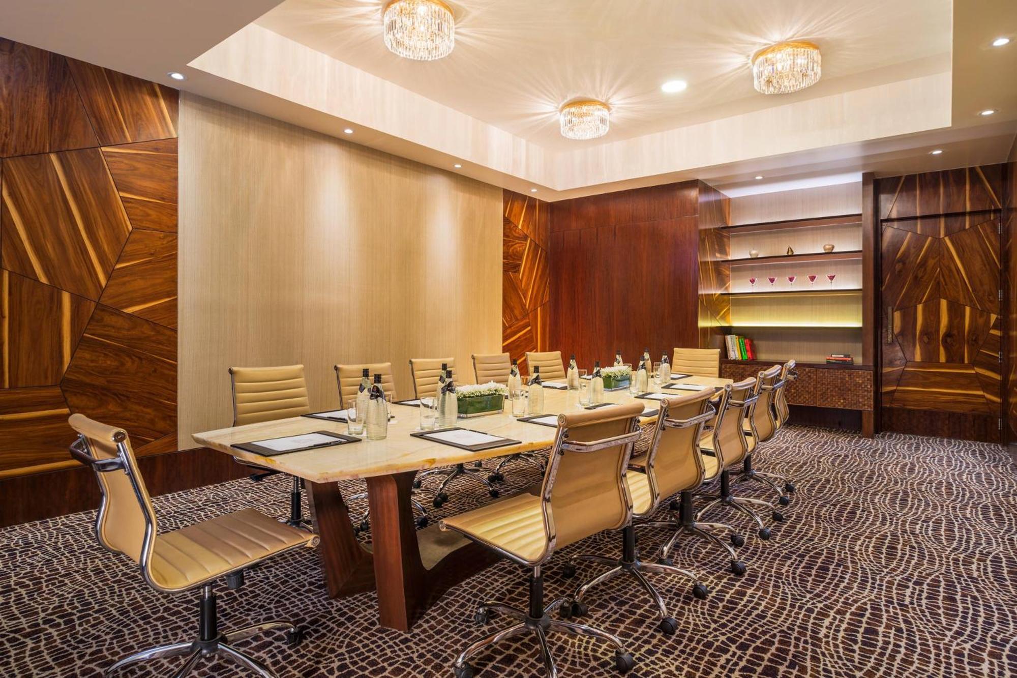 Hotel The St. Regis Bombaj Exteriér fotografie Meeting room at the hotel