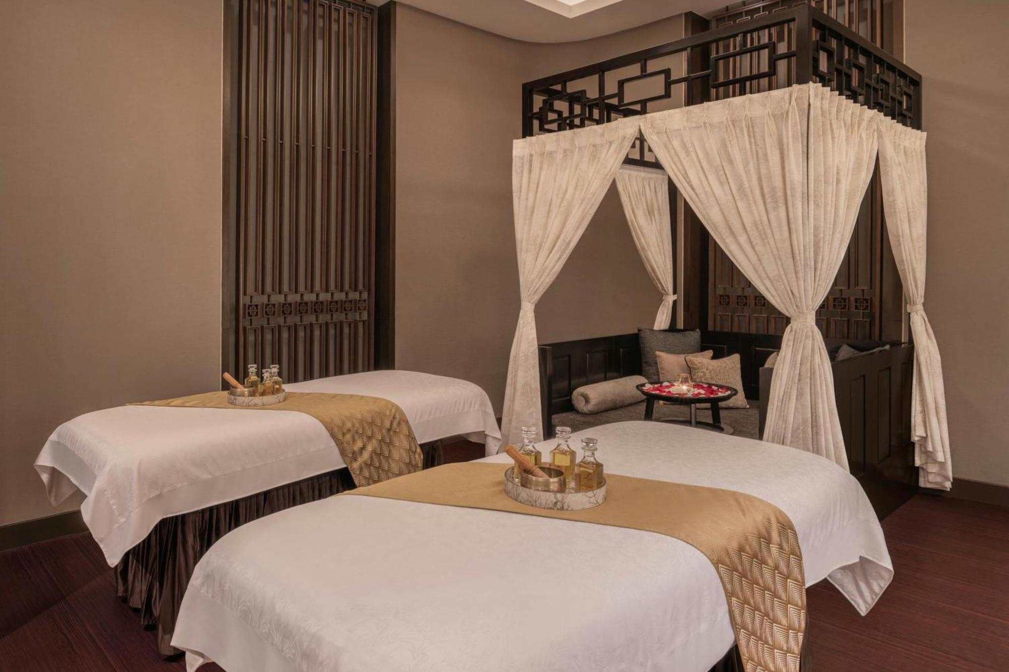Hotel The St. Regis Bombaj Exteriér fotografie A spa treatment room at the Royal Spa