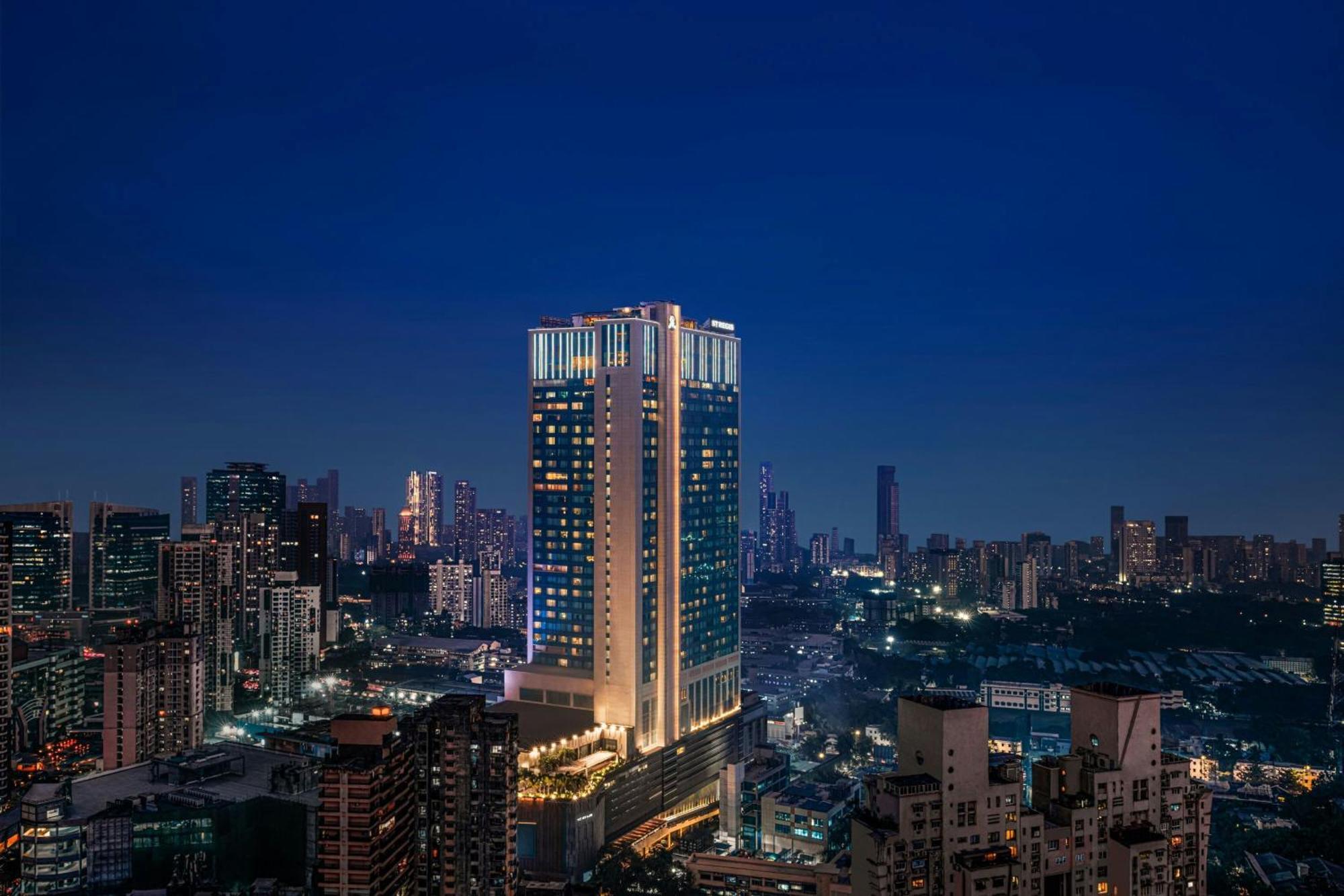 Hotel The St. Regis Bombaj Exteriér fotografie The hotel at night